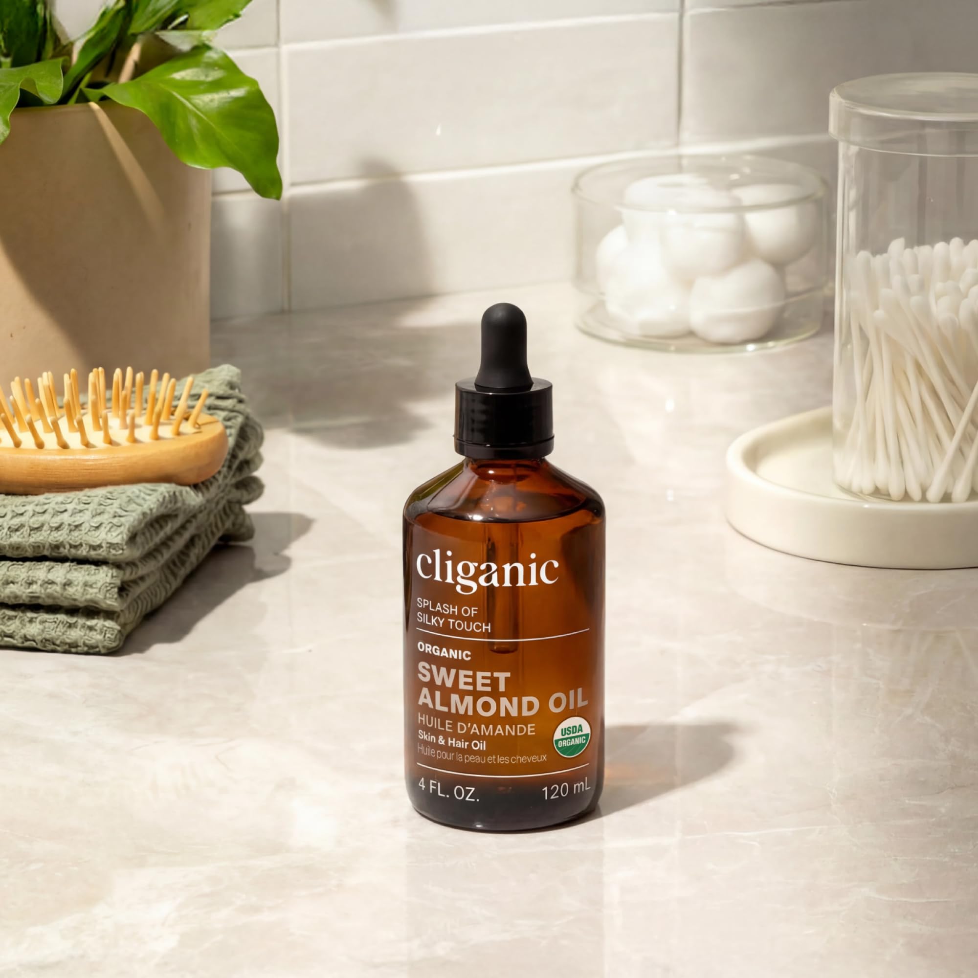 Cliganic aceite de almendras junto a objetos para comparar tamaño y cantidad útil
