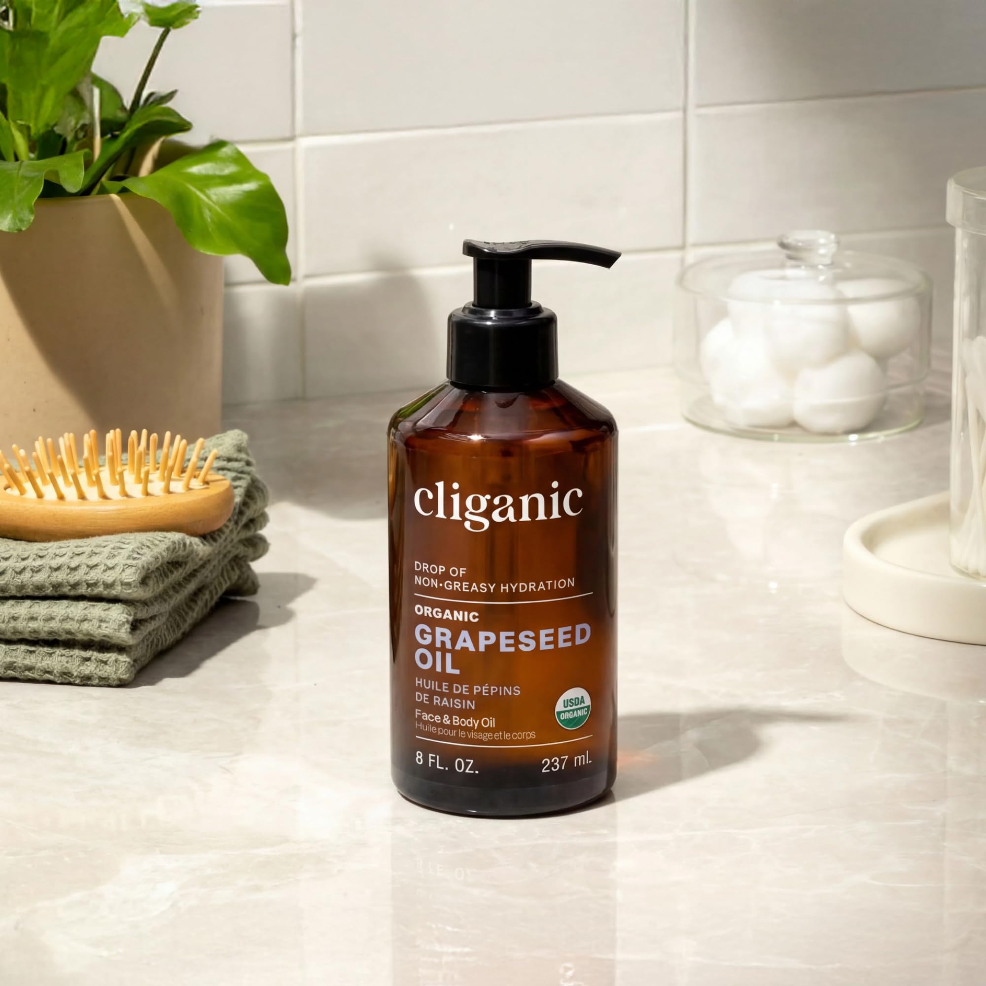 Cliganic en entorno de rutina de belleza, aporta cuidado natural