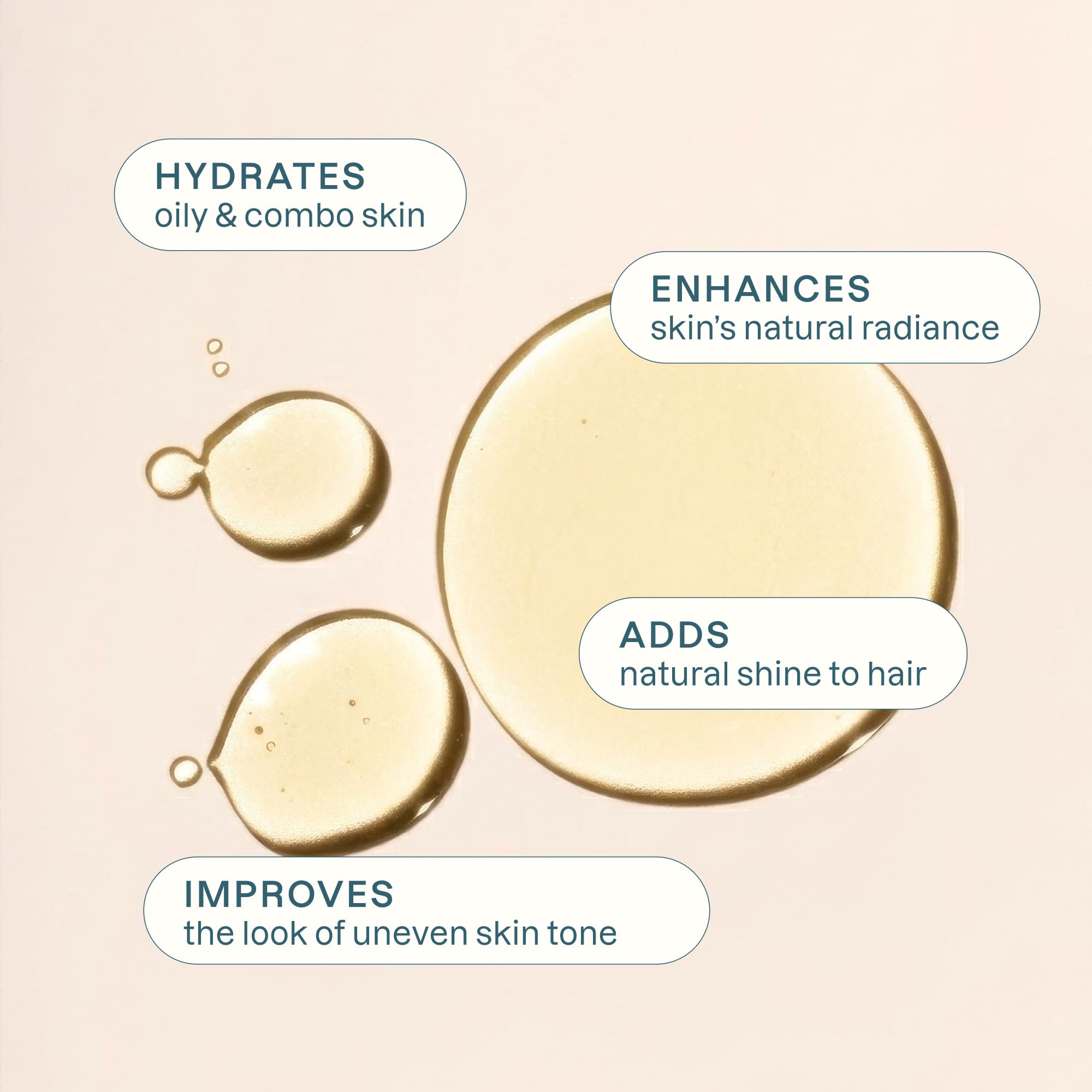 Cliganic en mano aplicándolo en rostro para hidratación saludable
