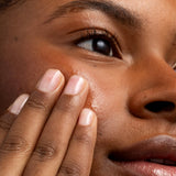 Cliganic aceite jojoba en ambiente sostenible resaltando origen ético