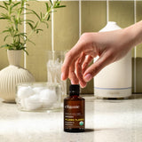 Cliganic frasco de Ylang Ylang comparado con mano para escala de tamaño
