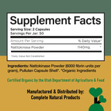 Complete Natural Products cápsulas en mesa junto a un vaso de agua, uso diario práctico