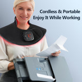Comfytemp persona usando la capa inalámbrica caminando y sin cables