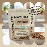 Cápsulas de psyllium en mano para comparar tamaño y facilidad de ingestión Complete Natural Products