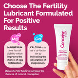 Conceive Plus tubo en mano durante aplicación para uso fácil y discreto