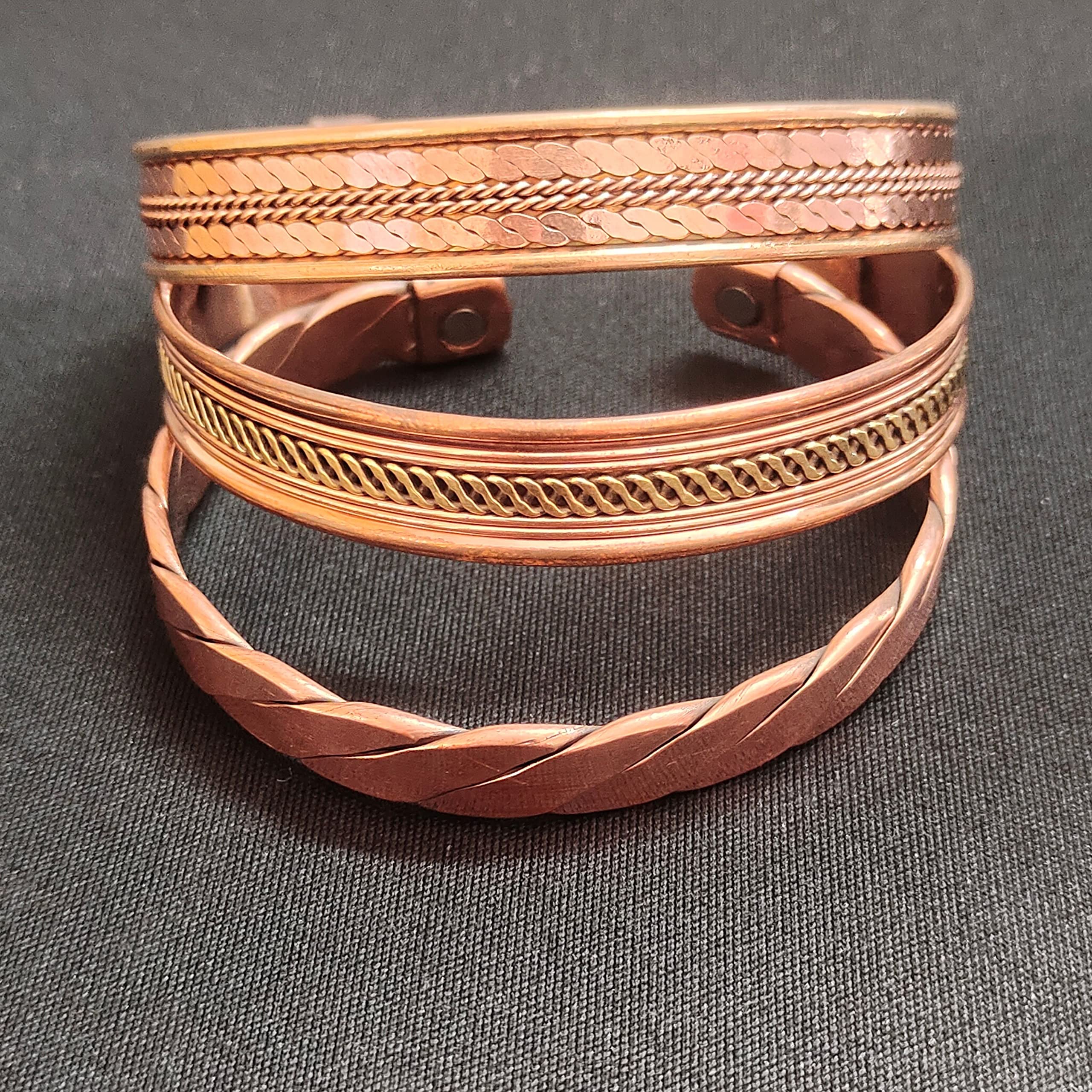 Coppervast set de tres pulseras dispuestas ilustra combinaciones posibles