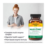 Country Life cápsula Maxi-Zyme en mano antes de una comida como apoyo digestivo