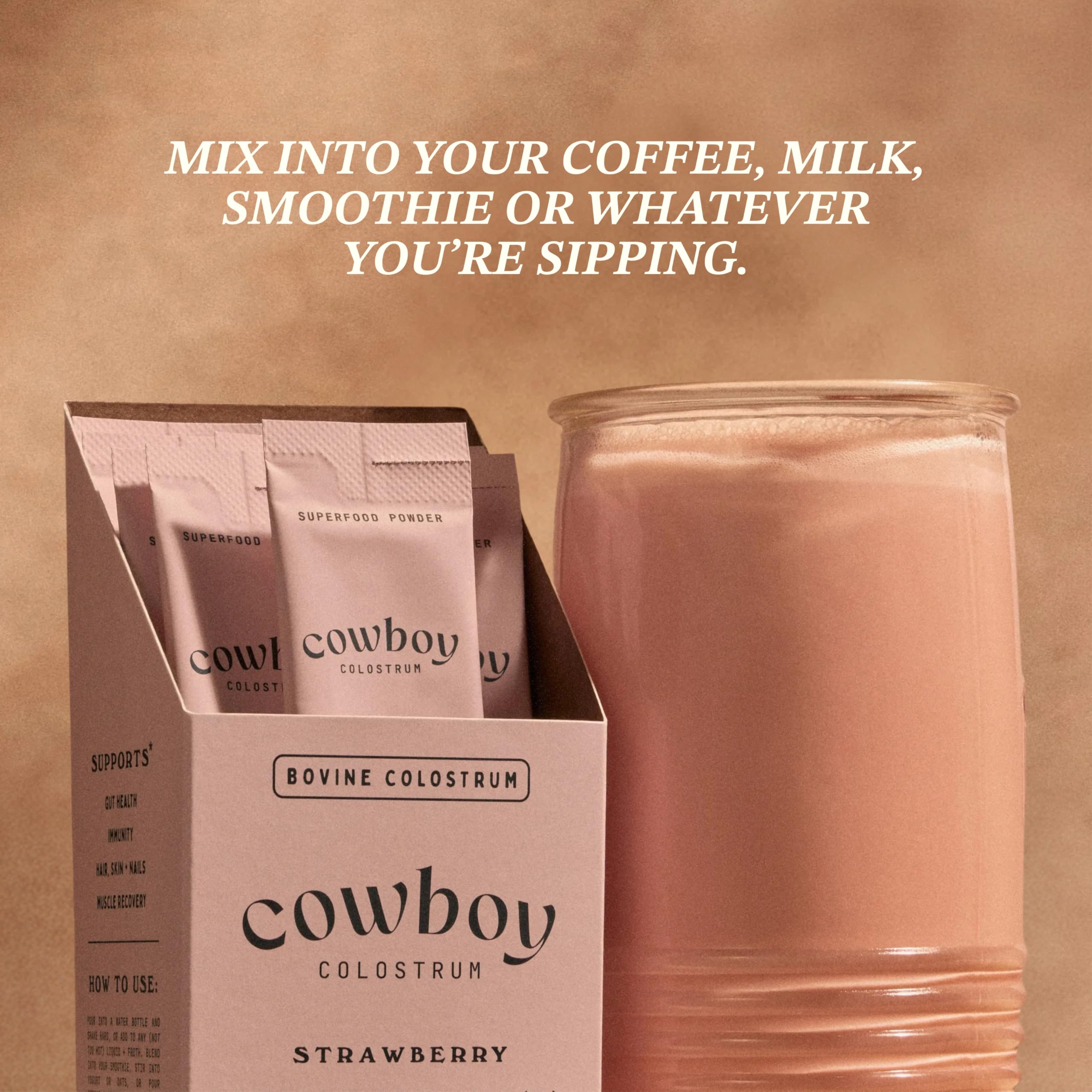 Cowboy Colostrum mezclado en batido de fresa para consumo rápido y nutritivo