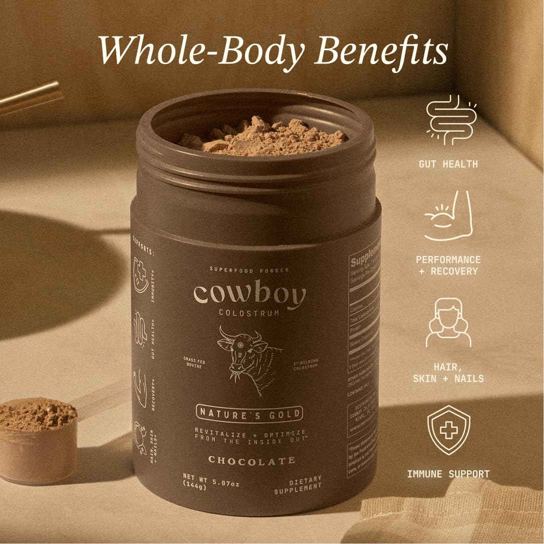 Cowboy Colostrum en taza de café chocolateada, aporta cremosidad natural