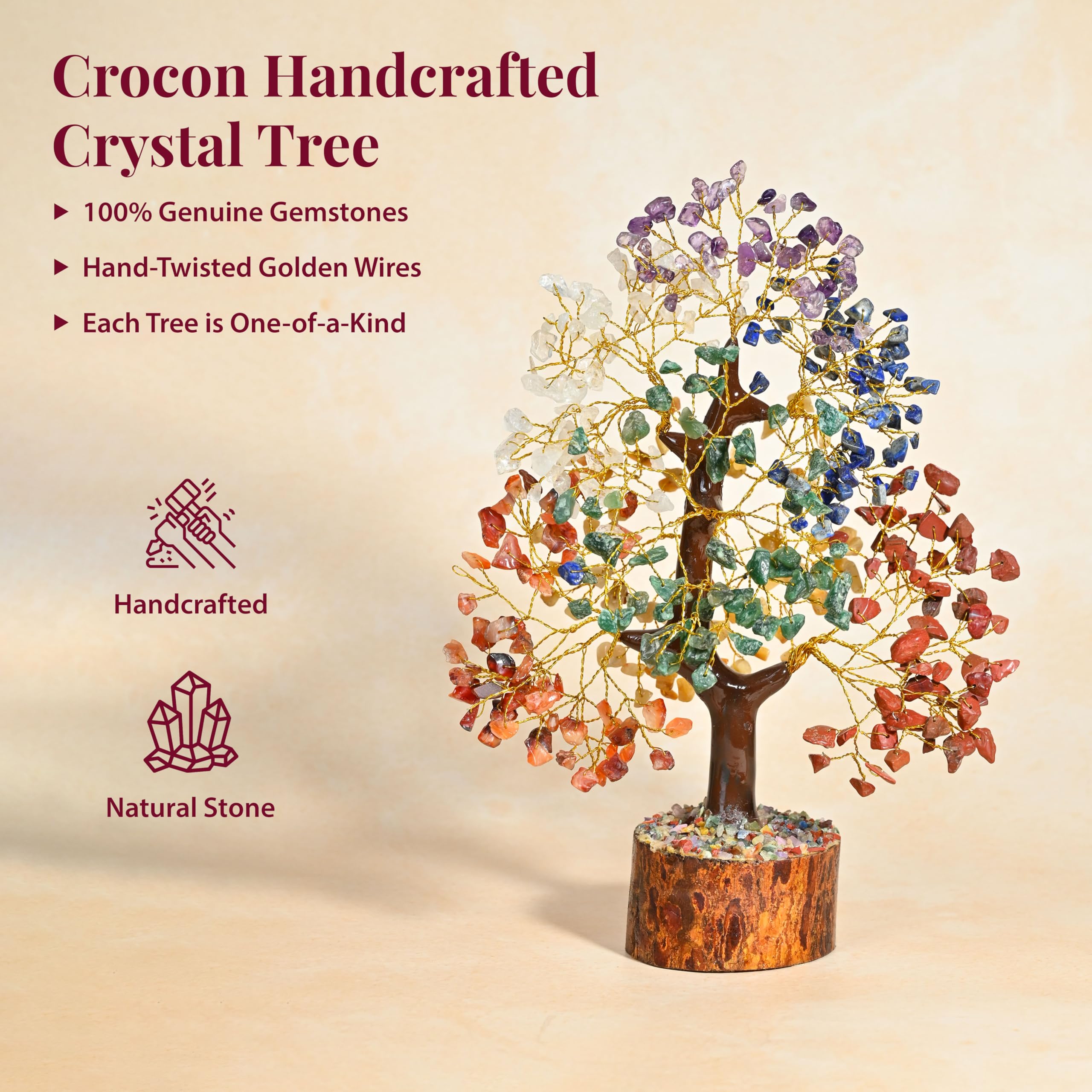 Crocon árbol en mano para comparar tamaño y escala real