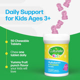 culturelle niños tomando la tableta masticable favoreciendo adherencia