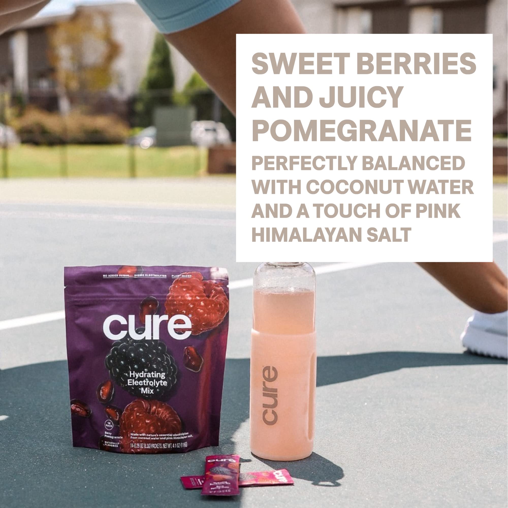 Cure Hydration vaso con bebida preparada color rojo, sabor Berry Pomegranate refrescante