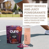 Cure Hydration vaso con bebida preparada color rojo, sabor Berry Pomegranate refrescante