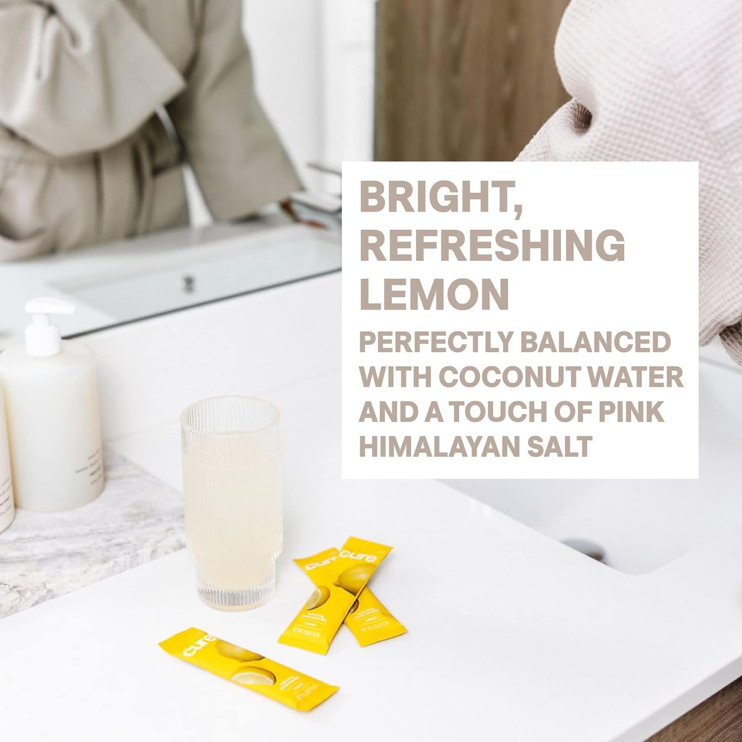 Cure Hydration ingredientes naturales con agua de coco visible