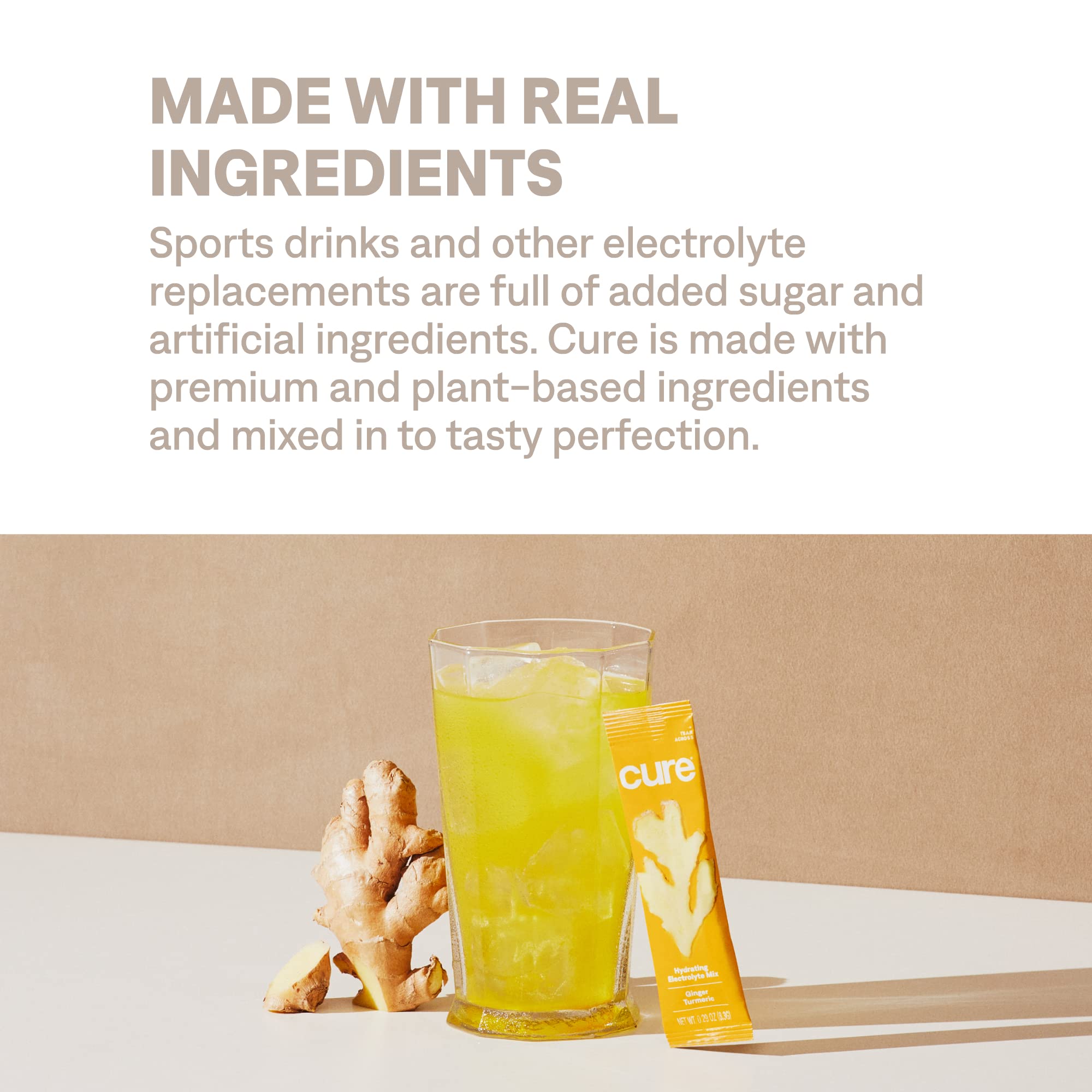 Cure Hydration sobre en mano para comparar tamaño y llevar a cualquier lugar