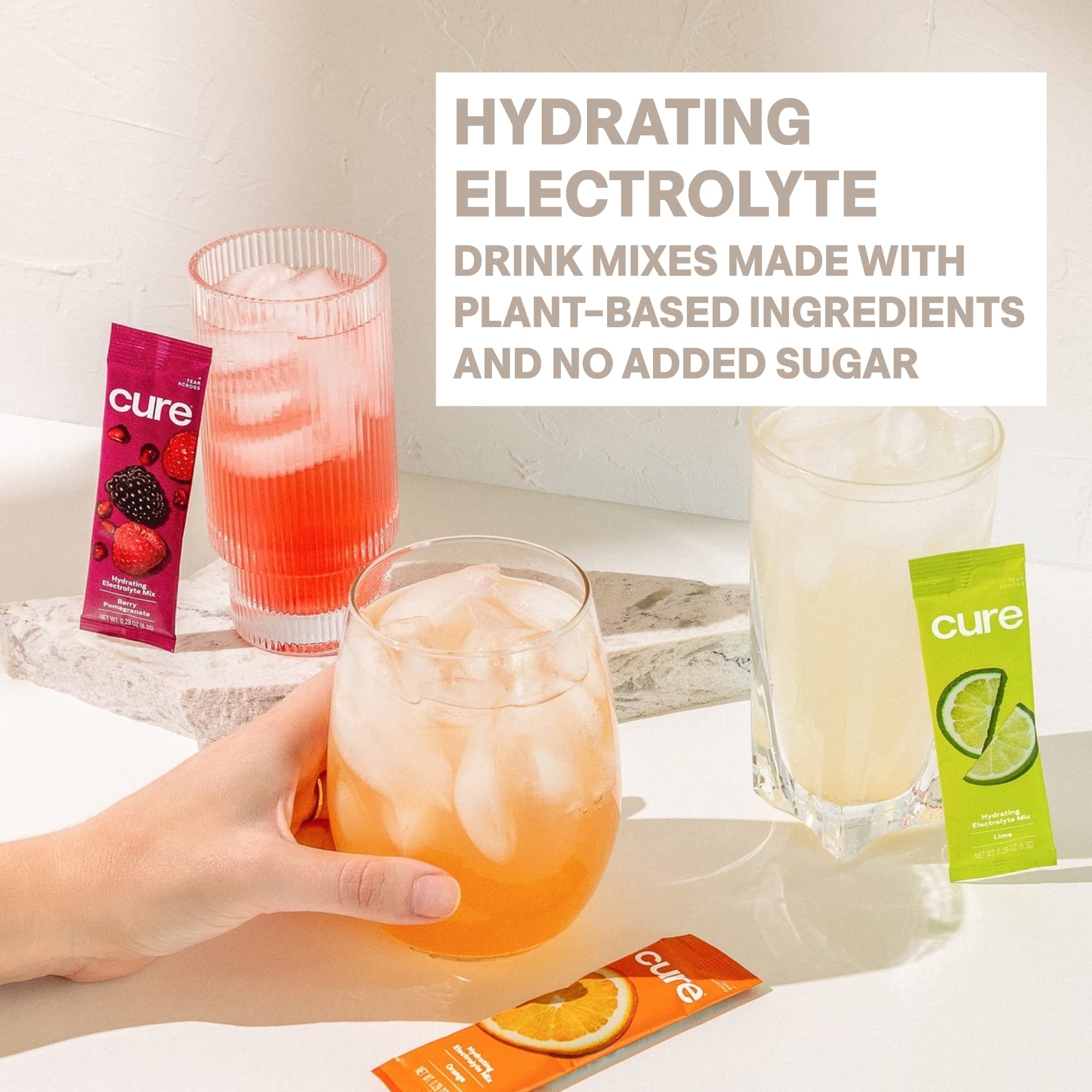 Cure Hydration sobre en mano mostrando tamaño portátil