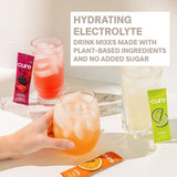 Cure Hydration sobre en mano mostrando tamaño portátil