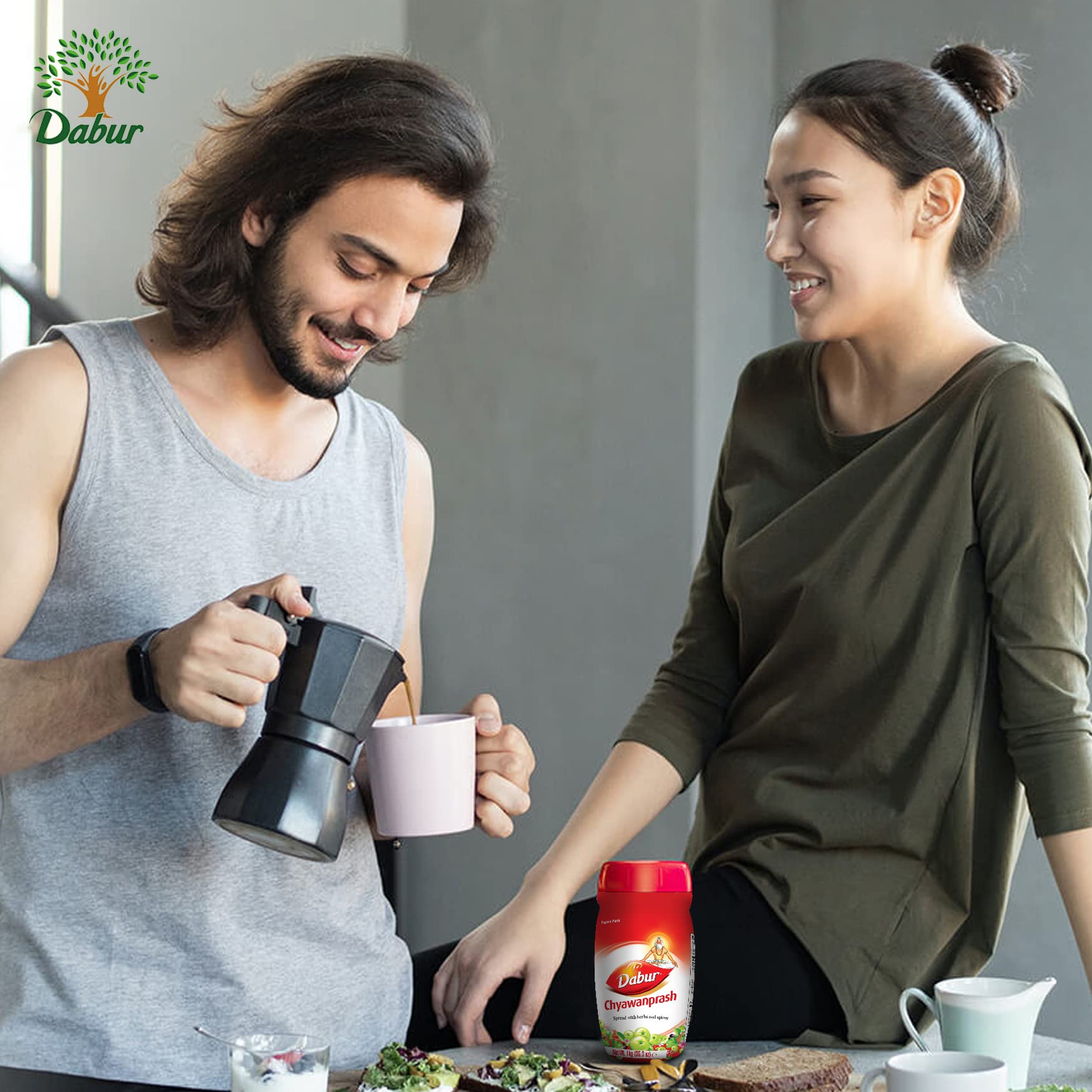Dabur Chyawanprash tarro junto a objetos para comparar tamaño y ahorro