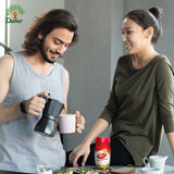 Dabur Chyawanprash tarro junto a objetos para comparar tamaño y ahorro