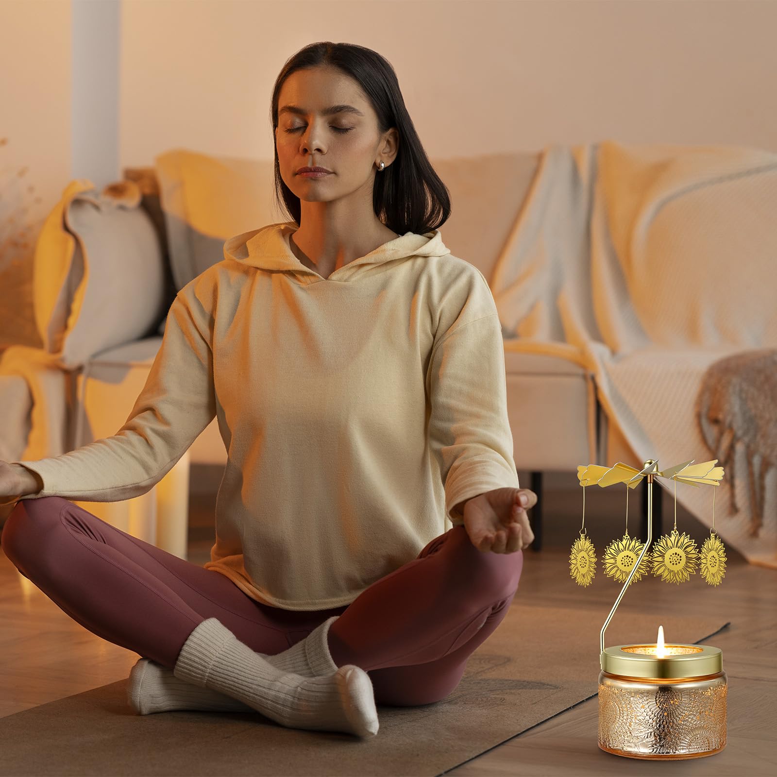 DAISRED vela en mano para comparar tamaño y portabilidad práctica