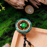 Day Day Up collar mostrado en mano, tamaño cómodo y portátil