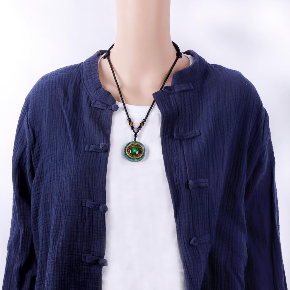 Day Day Up colgante puesto con ropa casual, accesorio que centra la atención