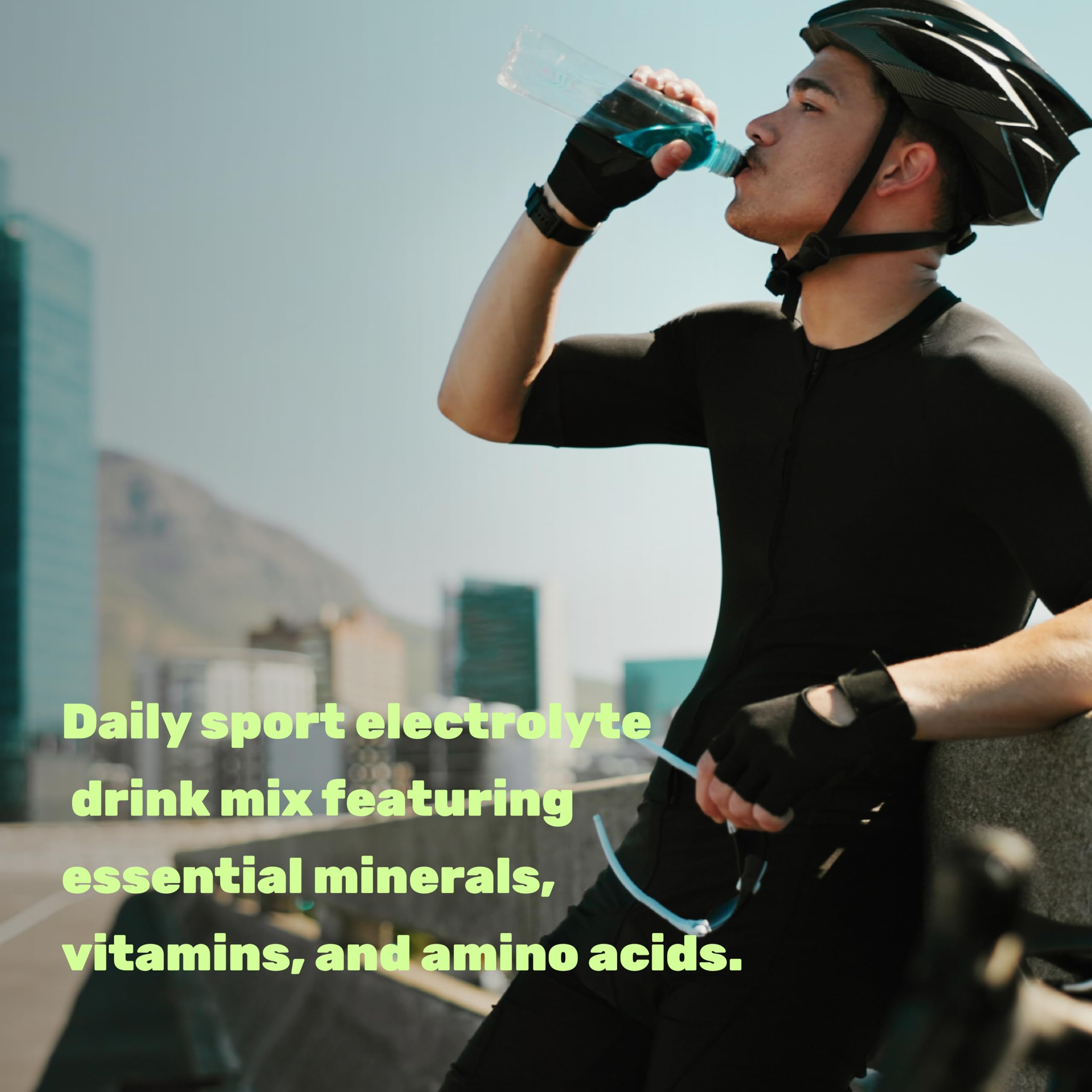 DEAL SUPPLEMENT vaso con bebida sandía en mano durante entrenamiento