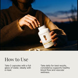 Dear Apothecary persona tomando cápsula en cocina fácil integración diaria