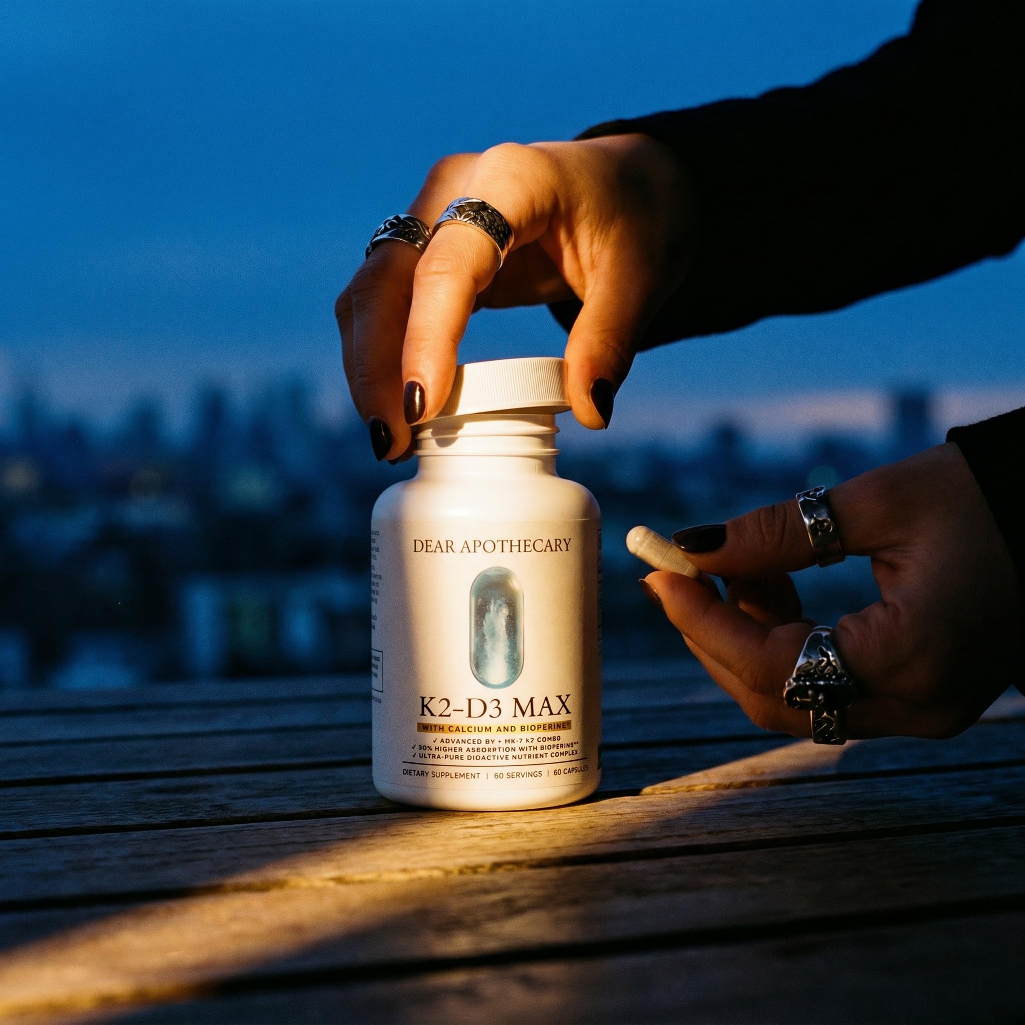 Estilo de vida activo con botella Dear Apothecary K2-D3 Max en mesa de desayuno saludable