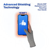 DefenderShield mano sujetando teléfono con guante para reducción de exposición