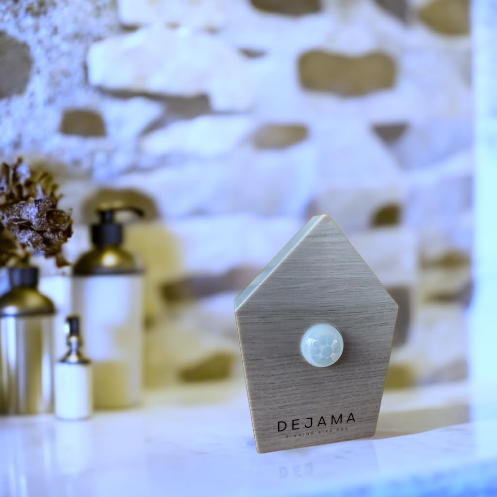 Dejama caja de pájaros colocada en baño creando ambiente relajante