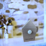 Dejama caja de pájaros colocada en baño creando ambiente relajante