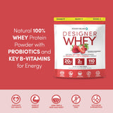 Polvo Designer Whey textura y color natural en primer plano, fácil de mezclar