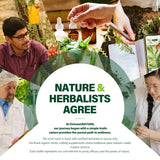 DetoxenNATURE botella en la mano para comparar tamaño y portabilidad