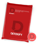 Detoxify en vaso siendo servido para uso inmediato y fácil consumo