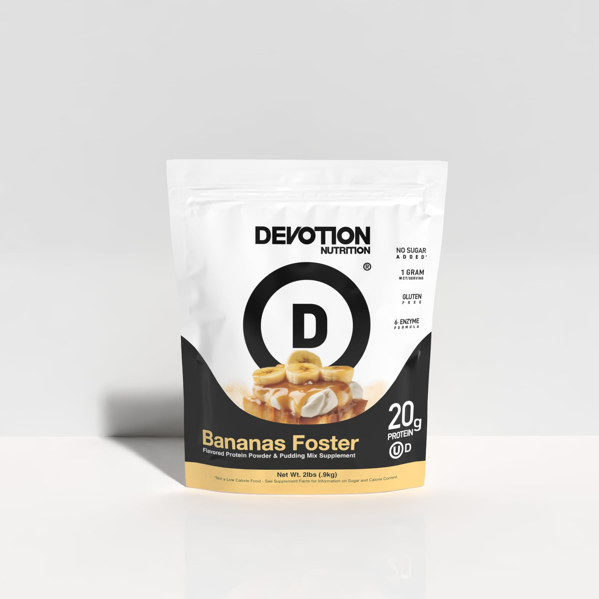 Devotion Nutrition envase junto a una mano para comparar tamaño