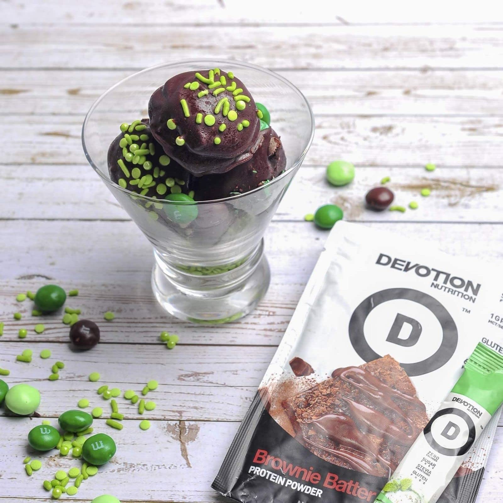 Devotion Nutrition producto en cocina junto a ingredientes, estilo de vida saludable
