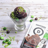 Devotion Nutrition producto en cocina junto a ingredientes, estilo de vida saludable