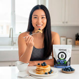 Devotion Nutrition mano sirviendo cucharada de polvo para medir porciones