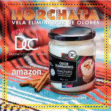 Dianne's Custom Candles comparación de tamaño con mano para ver la vela de 12 onzas