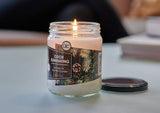 Dianne's Custom Candles vela junto a objeto cotidiano para comparar su tamaño y duración