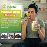 Presentación lifestyle con piñas y gomitas DIAOLAI destacando sabor tropical