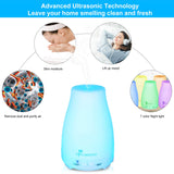 Diffuserlove emitiendo niebla fría sobre una mesa, crea aire más cómodo