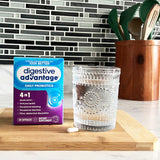 Persona activa sonriente usando Digestive Advantage para bienestar digestivo