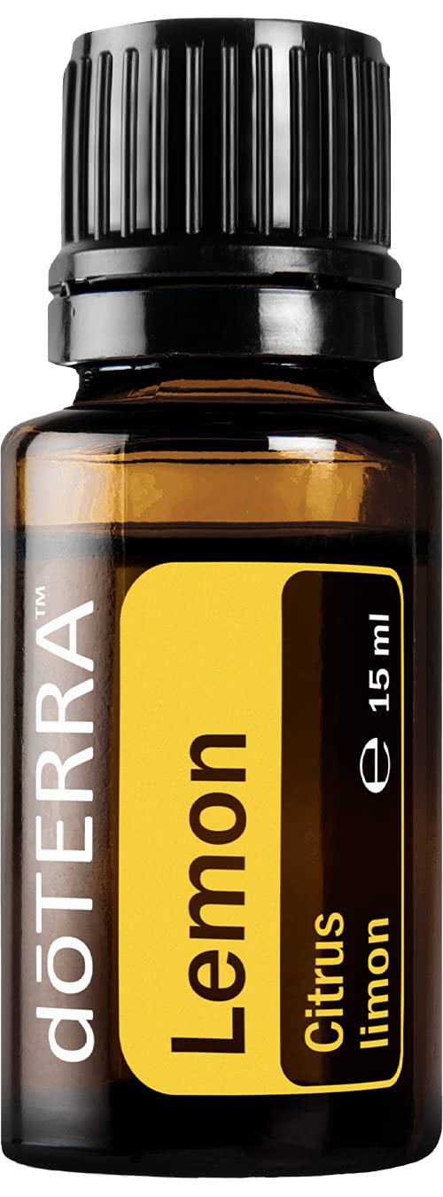 dōTERRA botellas en mano para comparar tamaño y llevar fácil