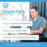 Persona tomando Doctor's BEST Vegan DHA con desayuno saludable, apoyo diario
