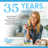 Doctor's BEST cápsula junto a moneda para comparar tamaño y dosificación precisa