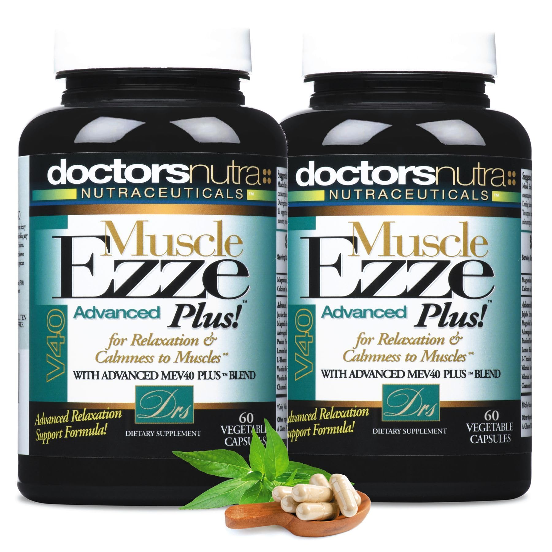 Doctors Nutra mano sosteniendo cápsula de Muscle Ezze Plus mostrando su tamaño y textura