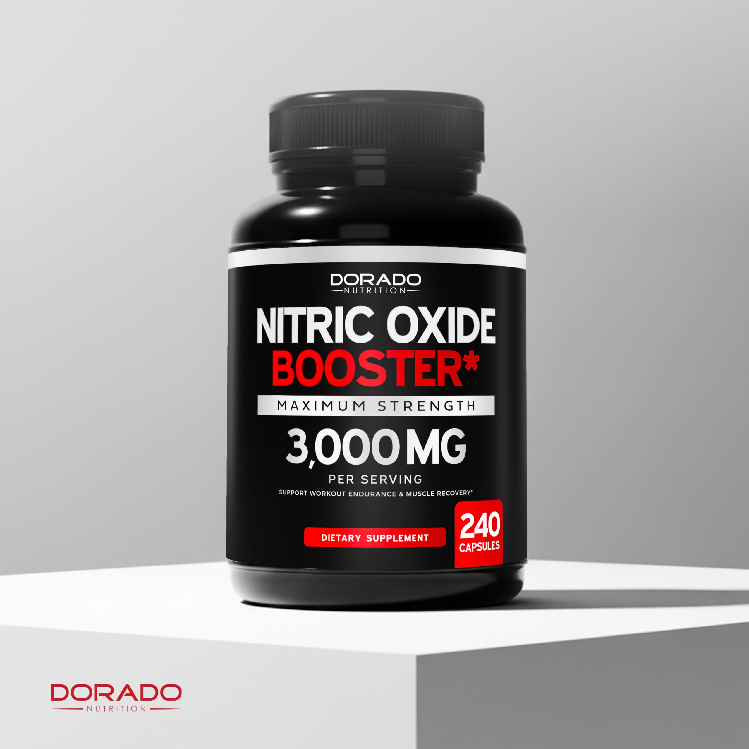 DORADO NUTRITION cápsulas junto a pesa de gimnasio sugieren rendimiento