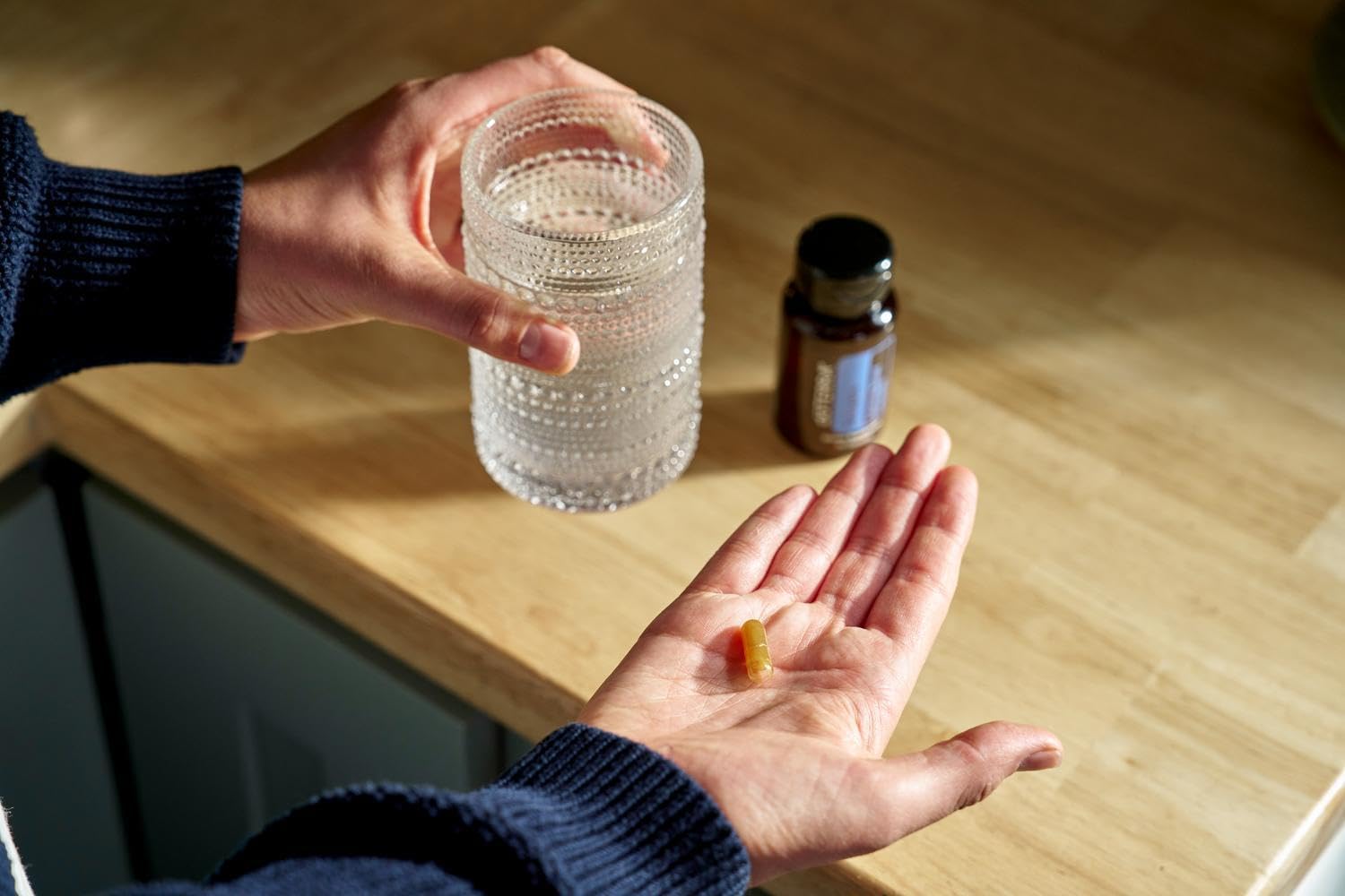 doTERRA cápsula en mano uso portátil tranquilidad en movimiento